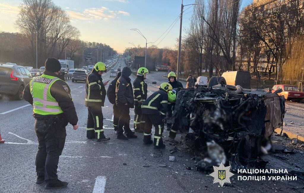 Рятувальники оглядають перевернутий автомобіль жертви ДТП
