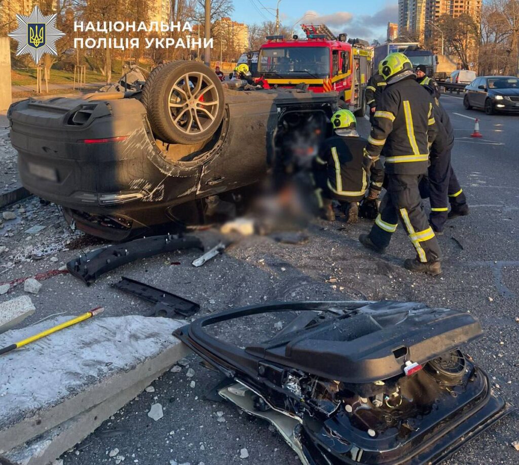 Рятувальники розбирають перевернутий автомобіль