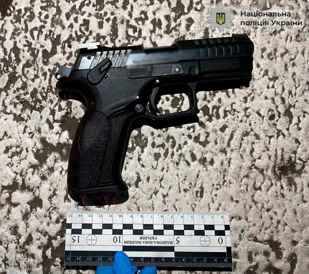 Двох киян затримали за погрози таксисту з пістолетом