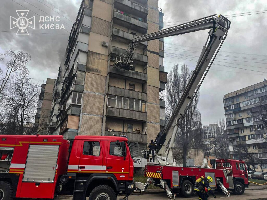 Пожежа в житловому будинку на проспекті Європейського Союзу: врятували 12 осіб Пожежа в житловому будинку на проспекті Європейського Союзу: врятували 12 осіб