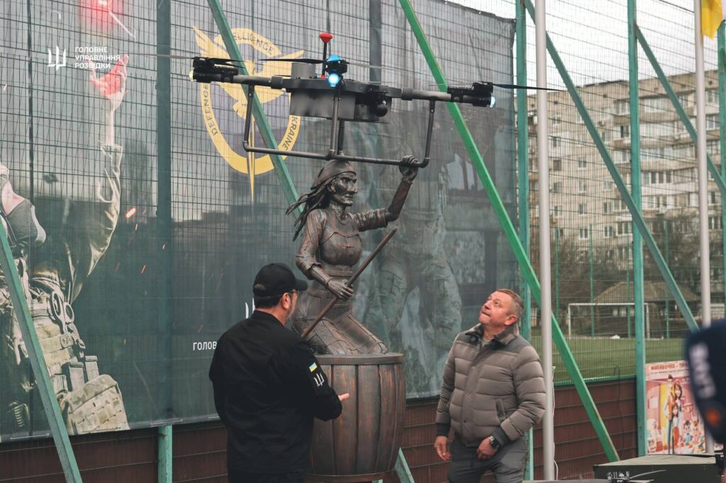 У Вишневому відкрили перший у світі пам'ятник дрону «Баба Яга» в межах проєкту «ГУР дякує» У Вишневому відкрили перший у світі пам'ятник дрону «Баба Яга» в межах проєкту «ГУР дякує»