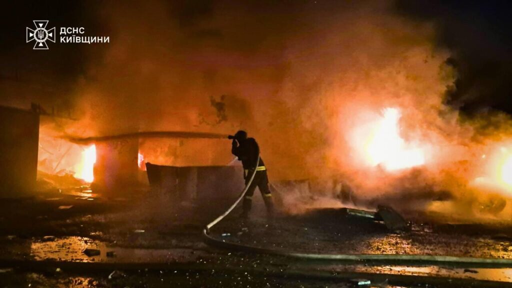 Київщина: врятовано людину з-під завалів, 5 районів під ударом