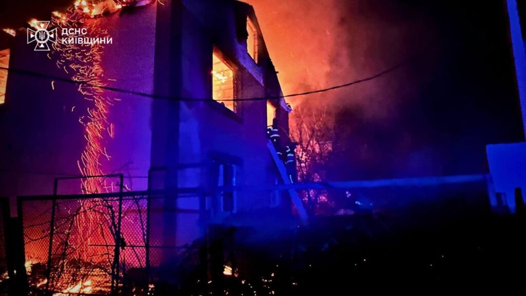 Київщина: врятовано людину з-під завалів, 5 районів під ударом