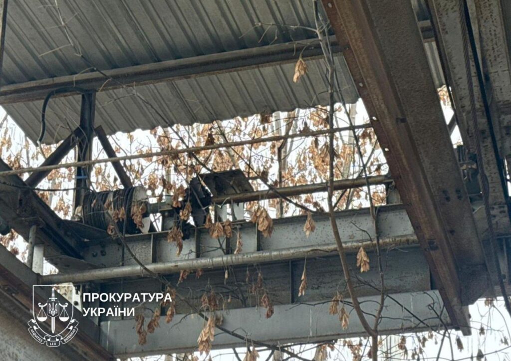 Стеля занедбаної парковки