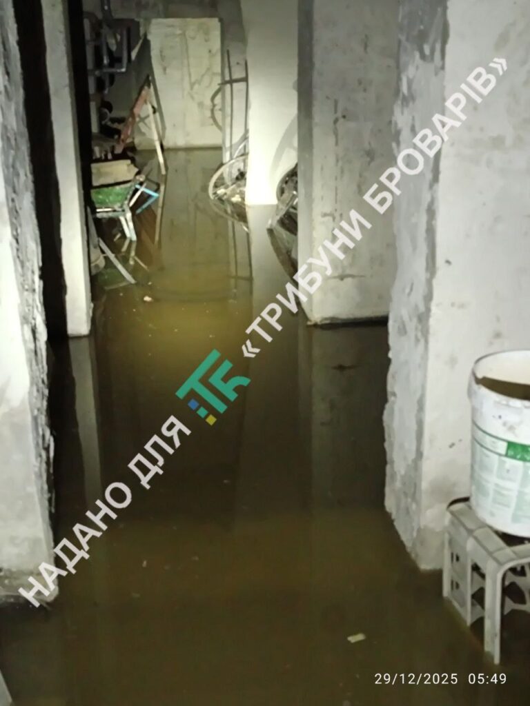 У Броварах будинок затопило нечистотами через КНС без генератора Грушевського, 21, цокольне приміщення затоплене нечистотами, коридор