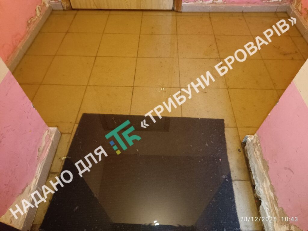 У Броварах будинок затопило нечистотами через КНС без генератора Грушевського, 21, цокольне приміщення затоплене нечистотами, вхід до приміщення