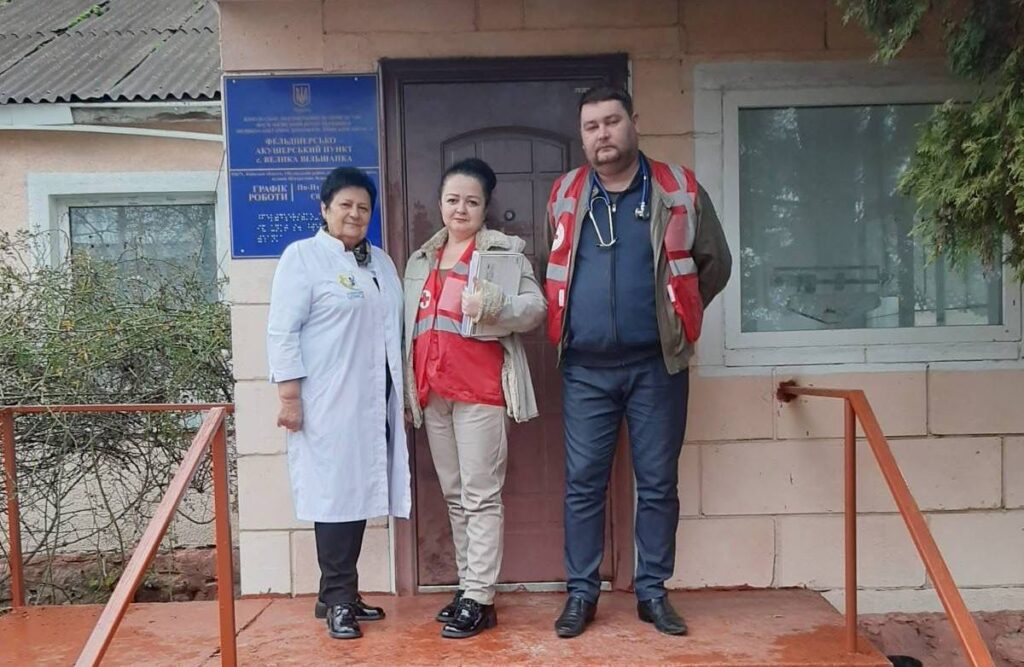 Лікарі мобільних медичних бригад (2 жінки і чоловік)