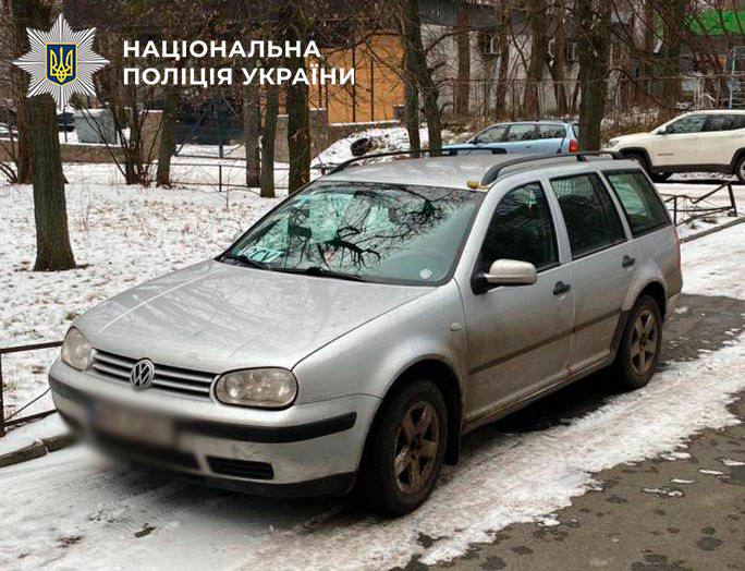 Автомобіль на дах якого прикріплений муляж міни