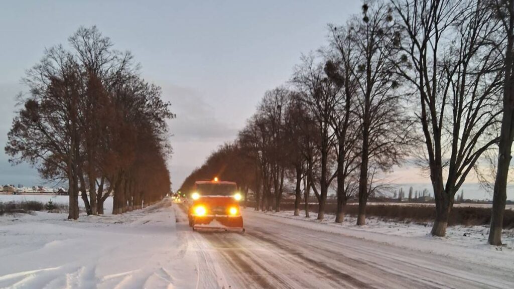 Снігоочисна машина на дорозі