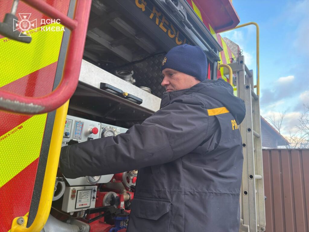 На вулиці Стеценка рятувальникам довелося гасити пожежу без гідранта (відео) Рятувальник налаштовує пожежну машину