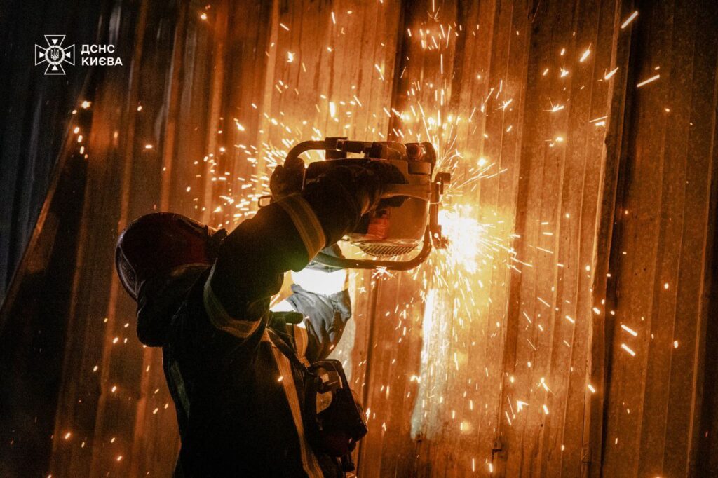 У Голосіївському районі загасили пожежу в ангарі за 1 год 42 хв