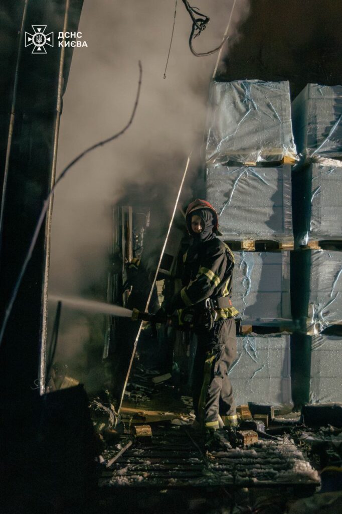 У Голосіївському районі загасили пожежу в ангарі за 1 год 42 хв