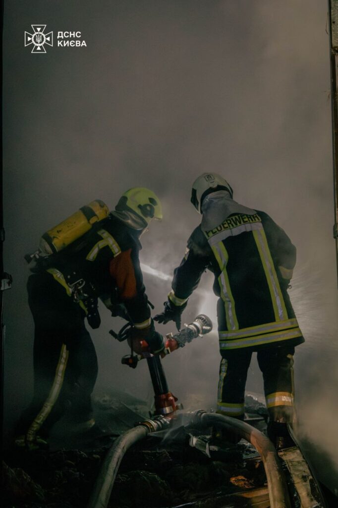 У Голосіївському районі загасили пожежу в ангарі за 1 год 42 хв