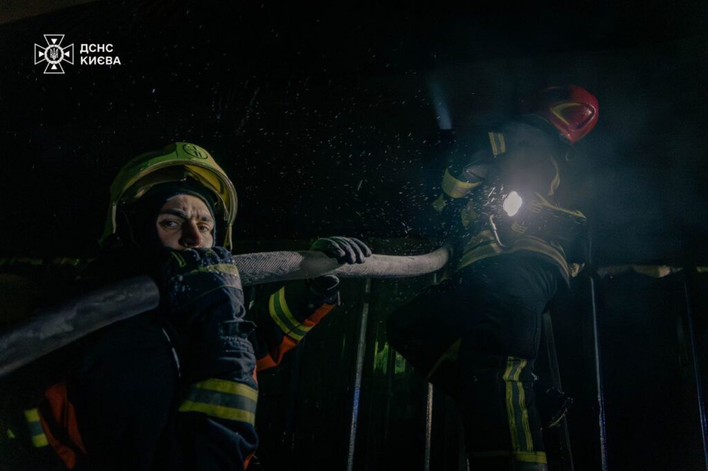 У Голосіївському районі загасили пожежу в ангарі за 1 год 42 хв