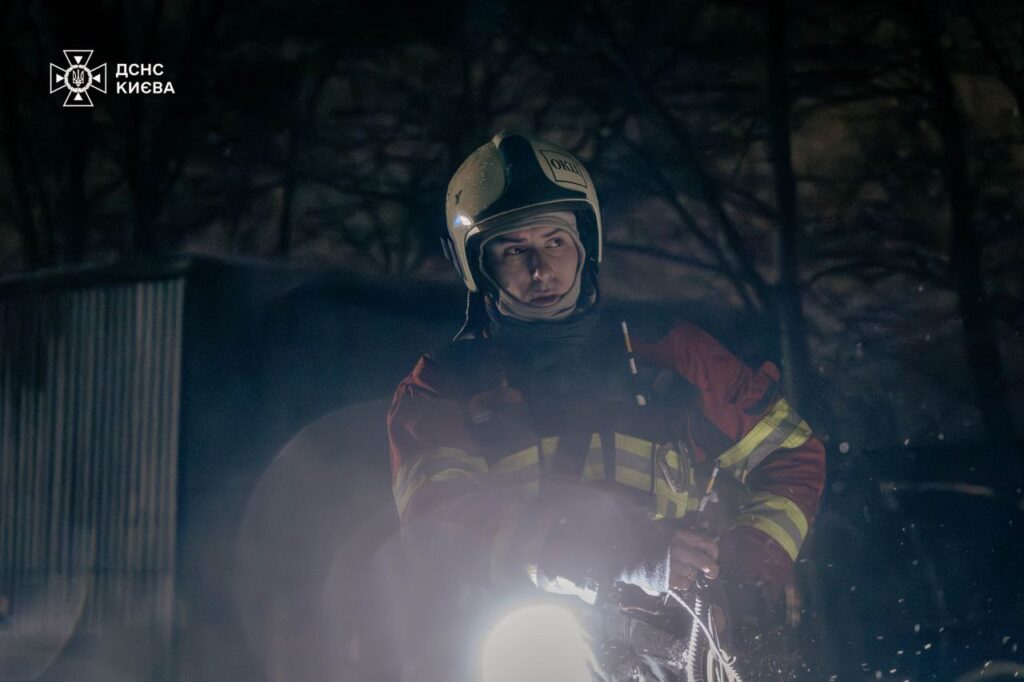 У Голосіївському районі загасили пожежу в ангарі за 1 год 42 хв