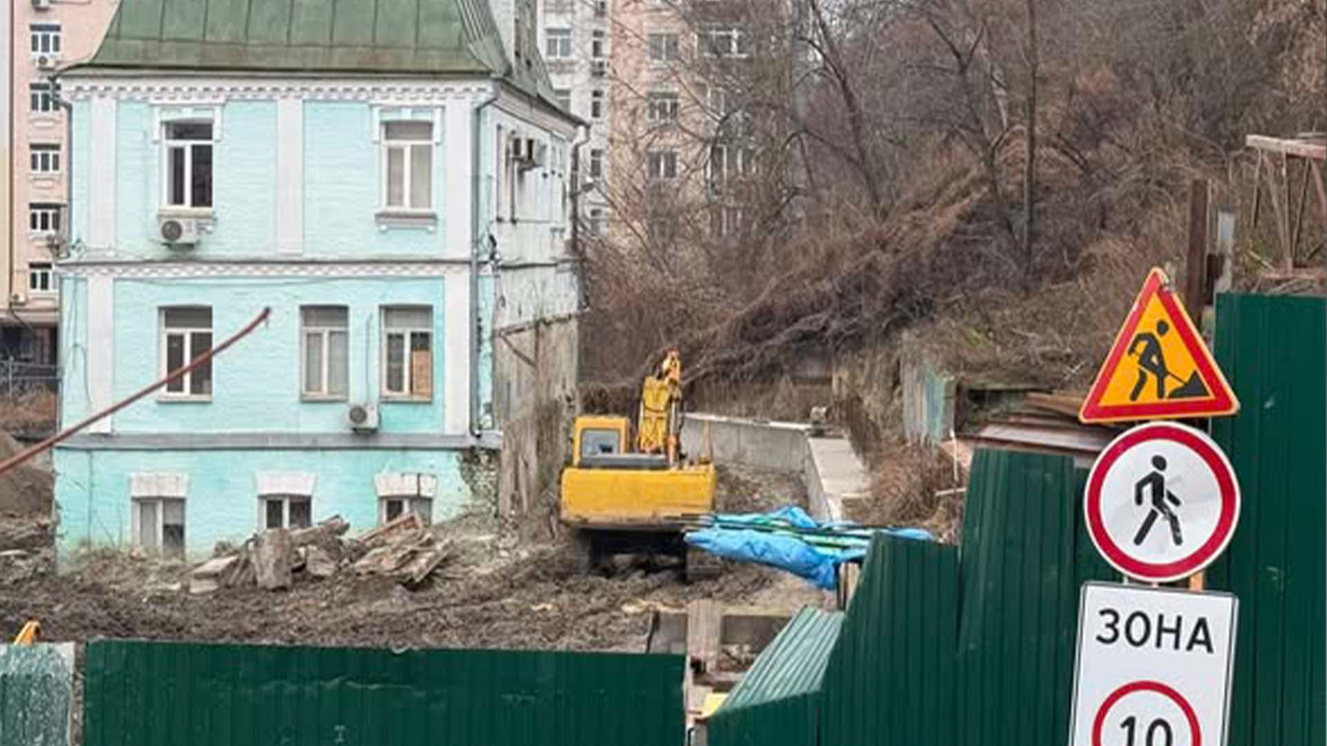 Екскаватор біля історичної будівлі