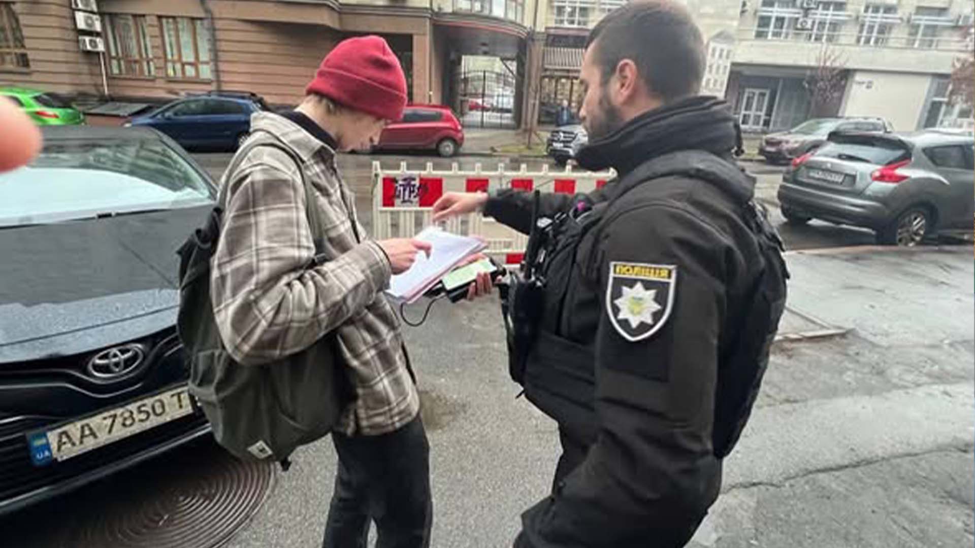 Чоловік із поліцейським