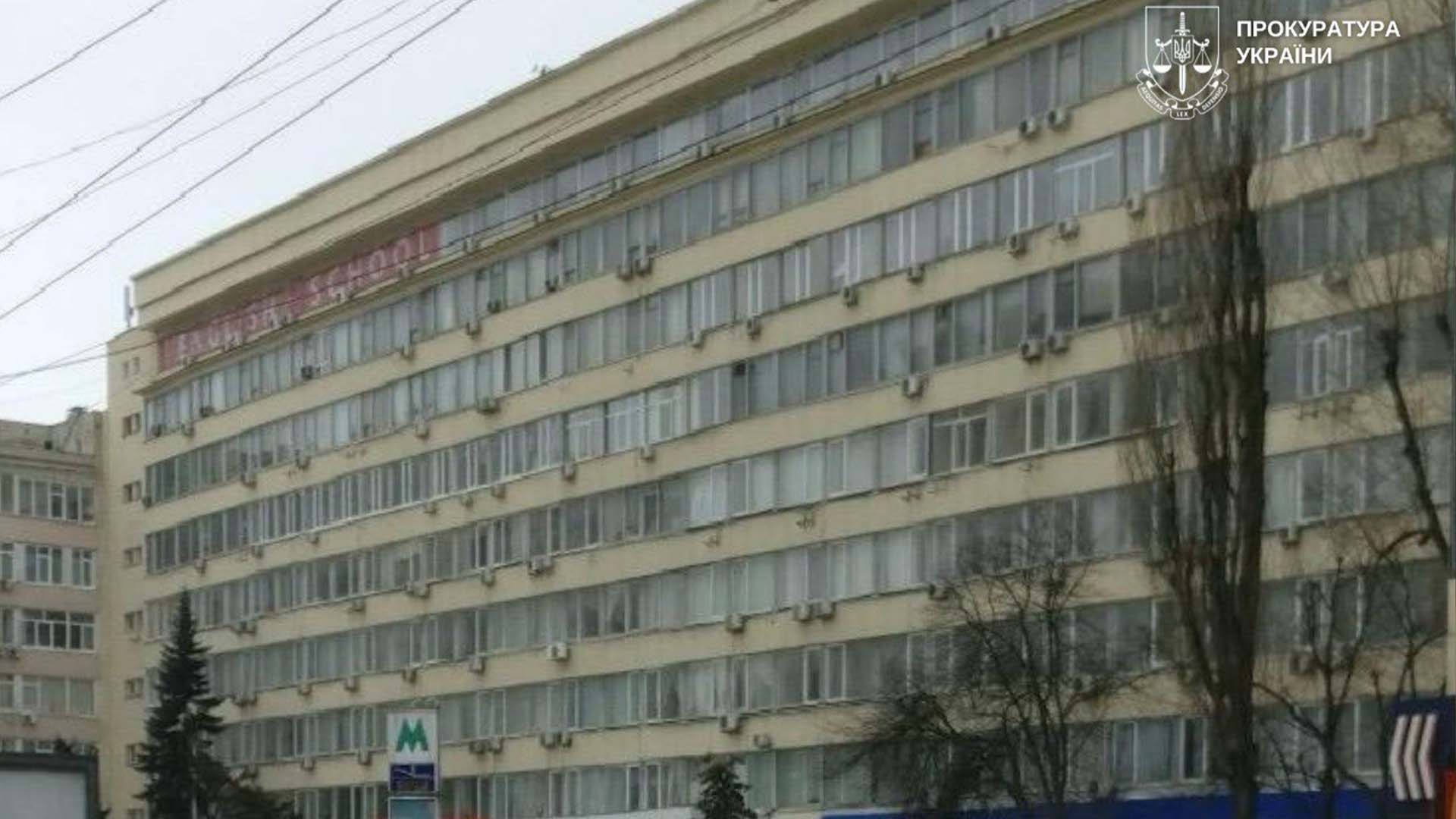 Багатоповерхова будівля, частину якої використовувало приватне підприємство