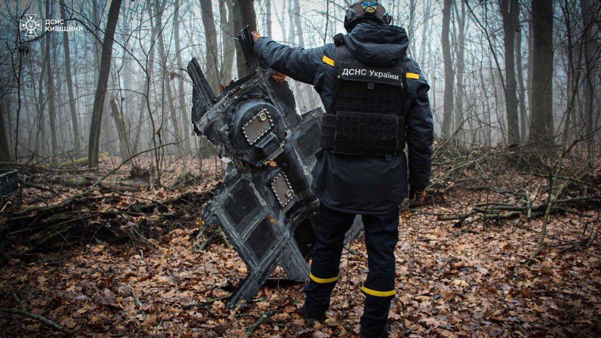 Співробітник ДСНС оглядає велику частину БПЛА, яка сягає понад півтора метра