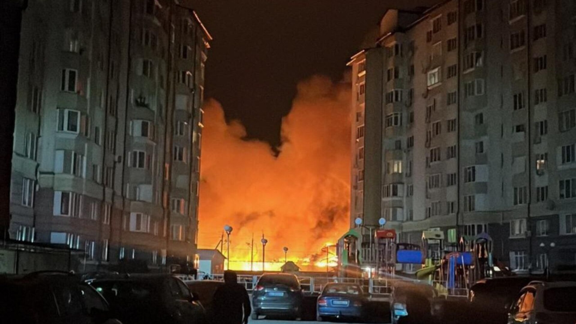 Пожежа посеред багатоповерхівок після російського обстрілу