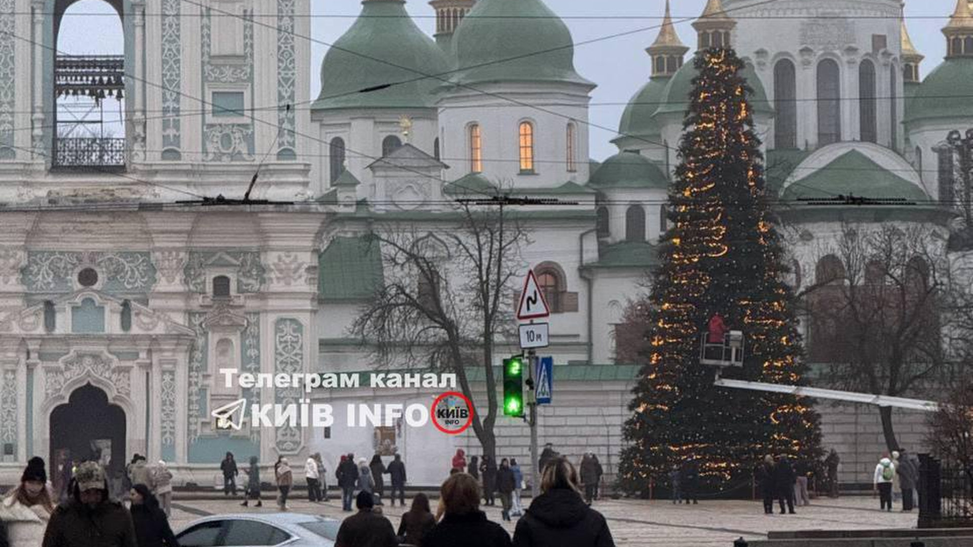 Новорічна ялинка в Києві на Софійській площі - її наряджають