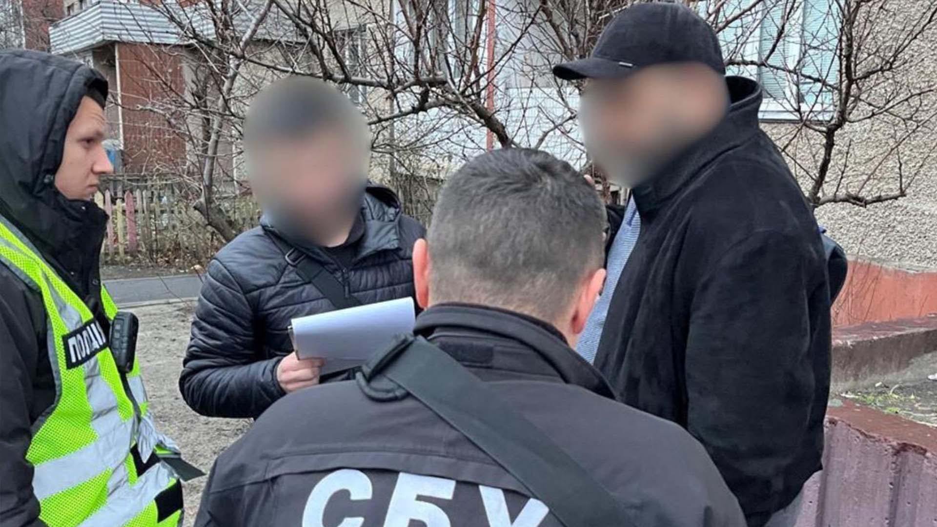 Один із підозрюваних біля якого троє силовиків