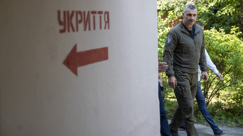 Міський голова Києва Віталій Кличко під час перевірки укриття