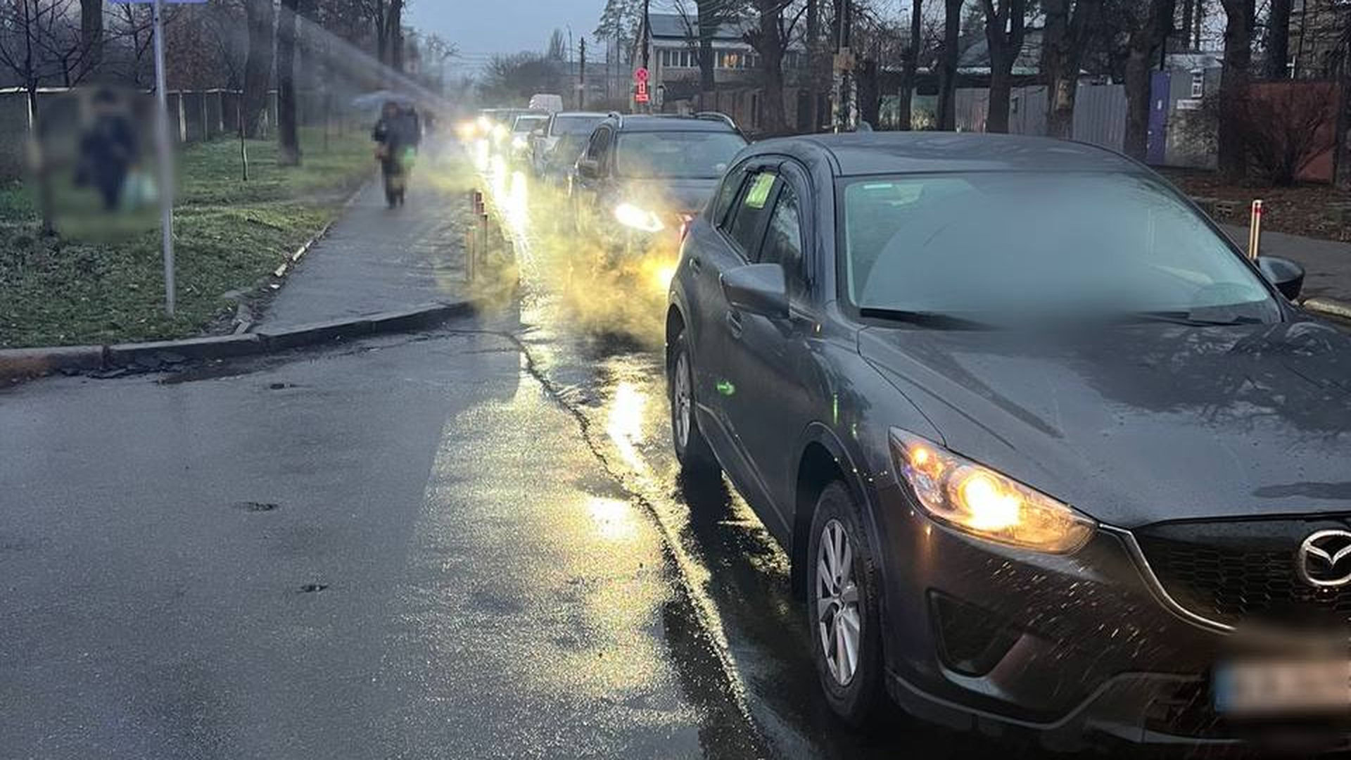 Автомобілі стоять в заторі на вулиці Києва