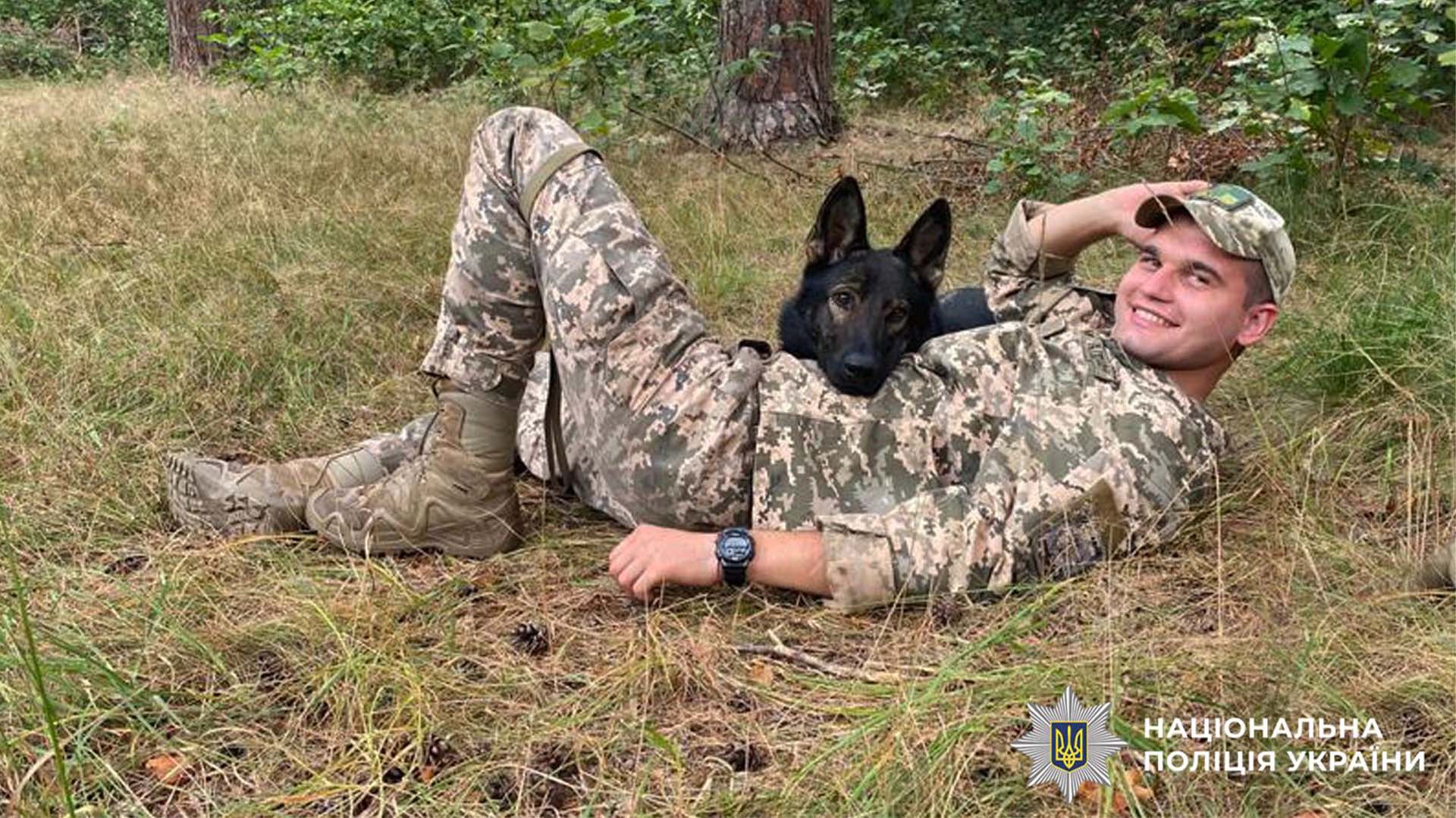 Артем і великий чорний пес позують для фото