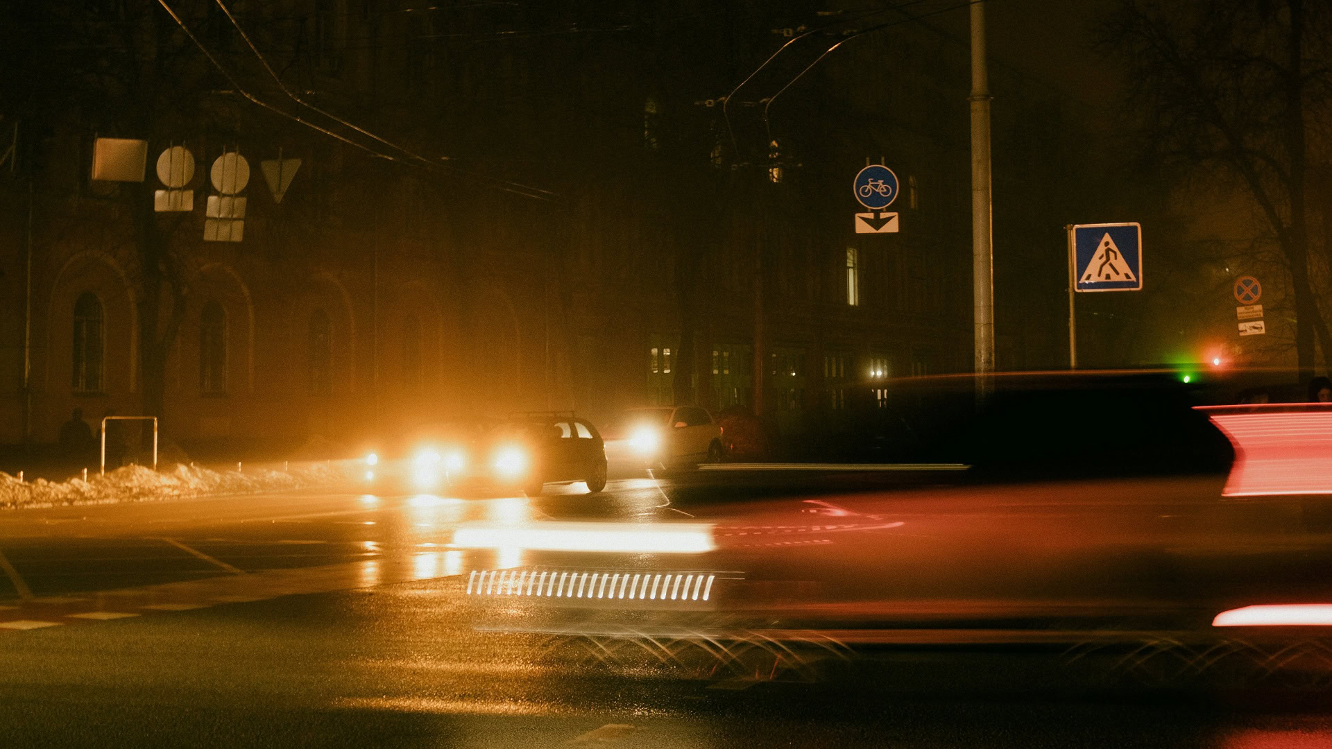 Автомобілі під час блекауту на перехресті