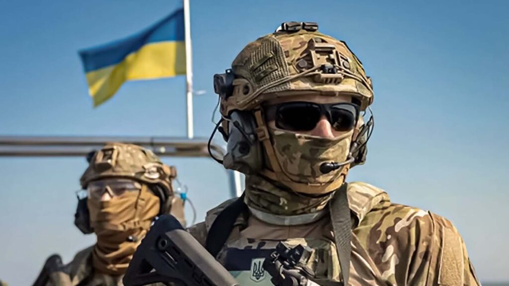 Військовослужбовці ЗСУ на тлі прапора України