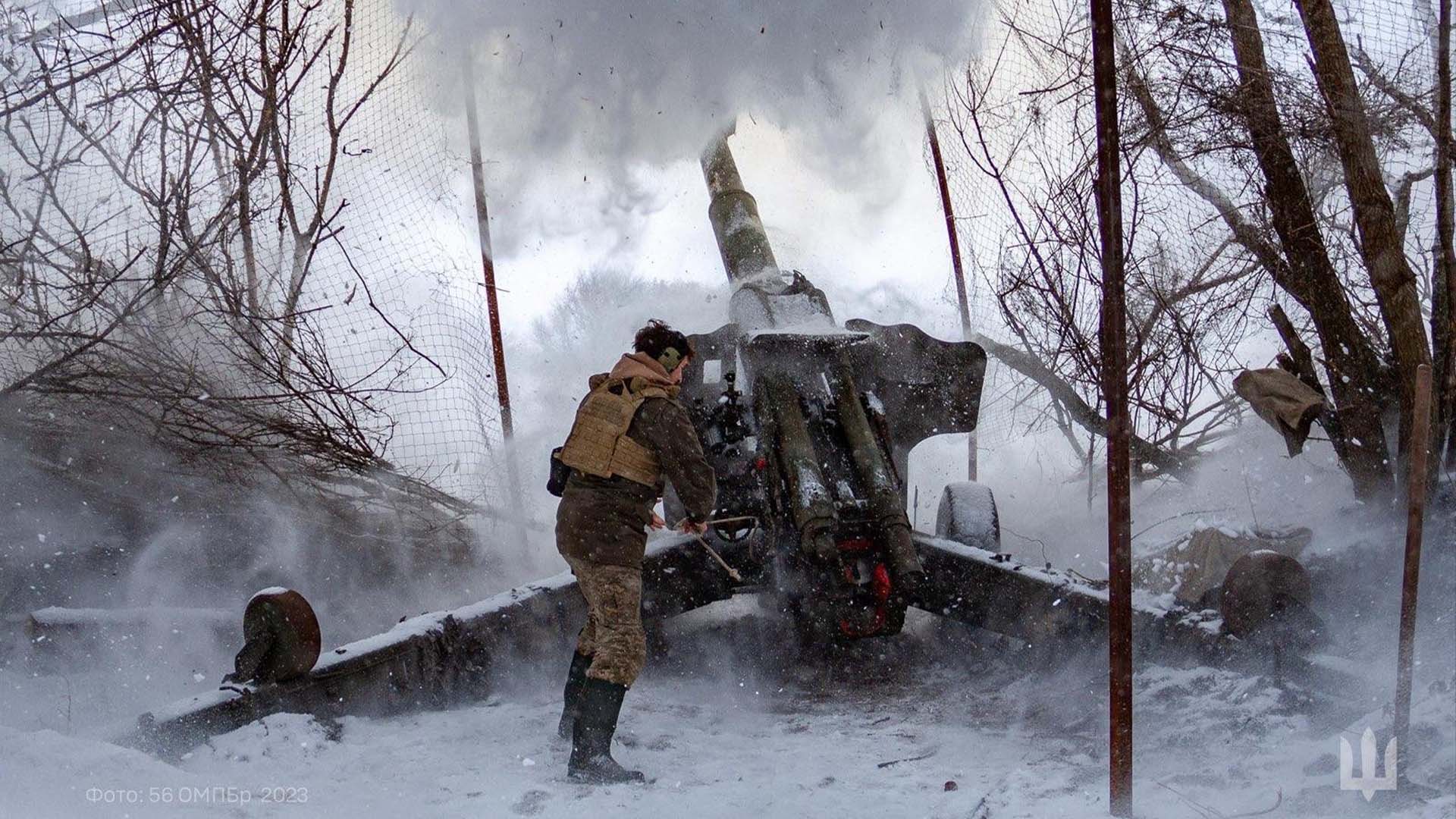 Артилерист у момент пострілу з гармати по російських позиціях