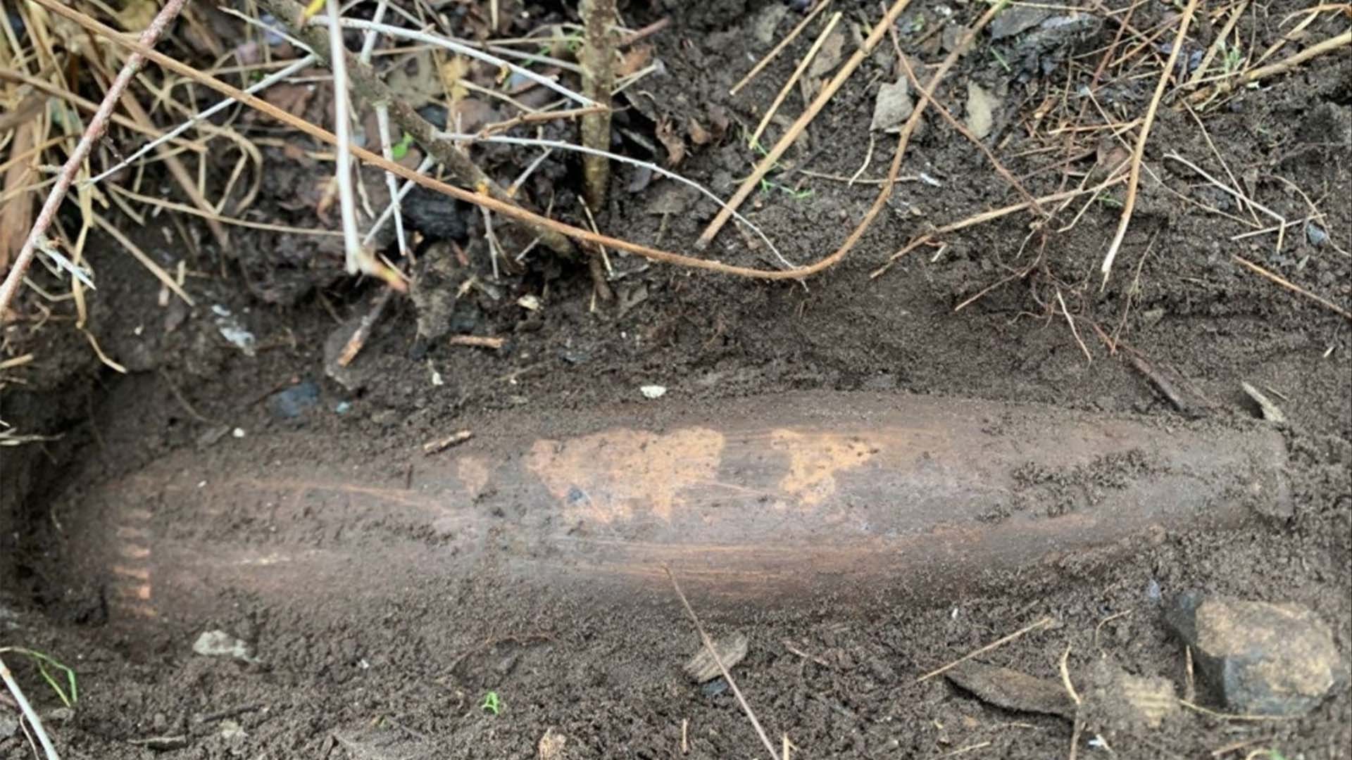 Артилерійський снаряд у землі
