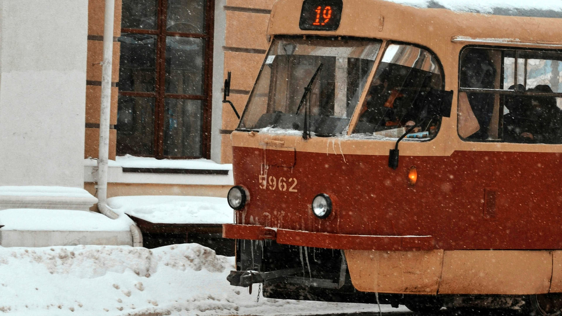 7,4 млрд на дороги Києва за рік: чому бетон може бути вигіднішим за асфальт Трамвай під час снігопаду