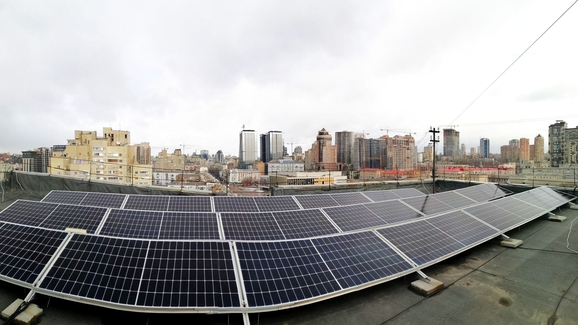 Сонячні панелі на даху будинку — один із 5 тисяч об'єктів розподіленої генерації, підключених ДТЕК у 2025 році