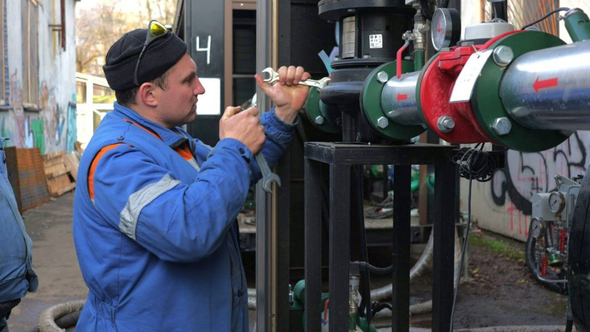 Комунальник налаштовує мобільну котельню