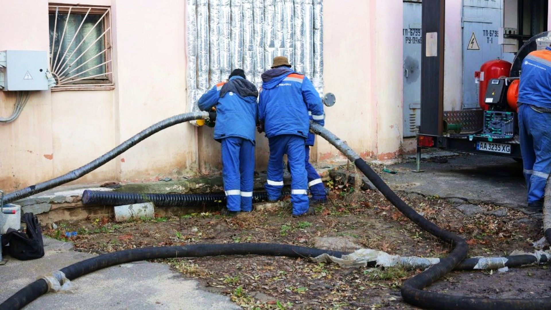 Комунальники зі шлангами від мобільної котельні