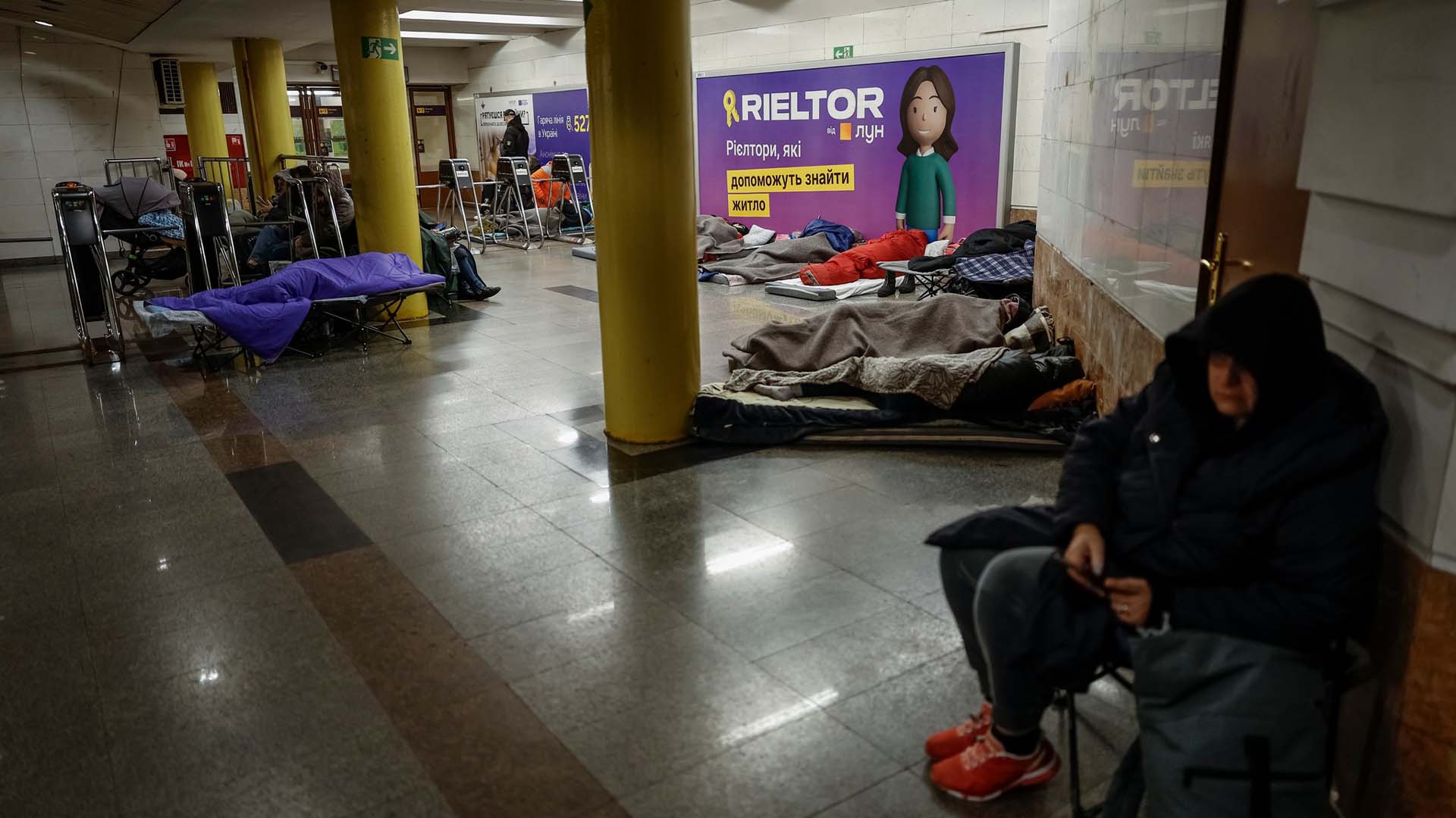 Люди у метро під час повітряної тривоги