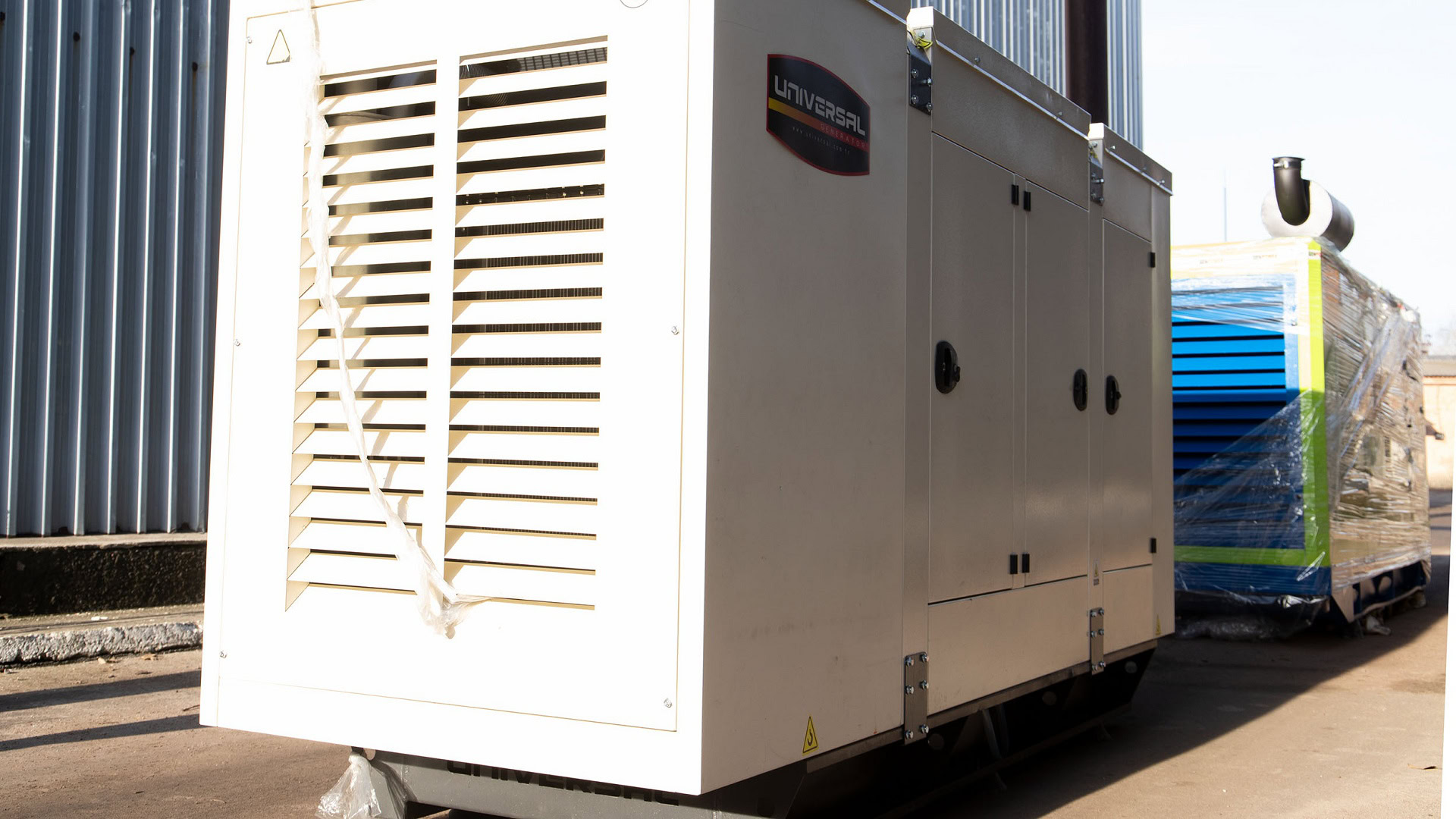 Два потужні генератори, отримані Україною в рамках міжнародної допомоги