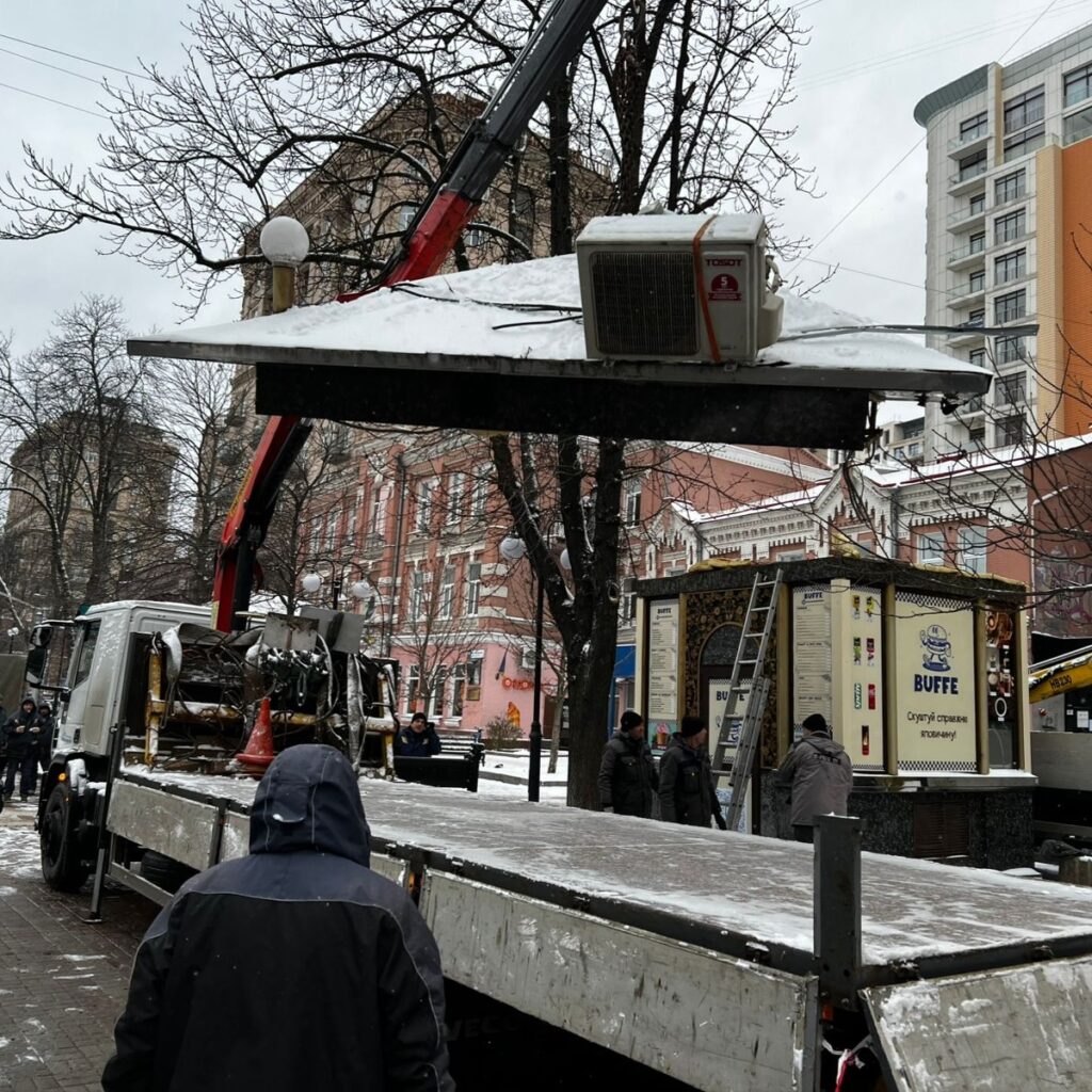 На Хрещатику демонтували вже 13 МАФів з понад 20 На Хрещатику демонтували вже 13 МАФів з понад 20