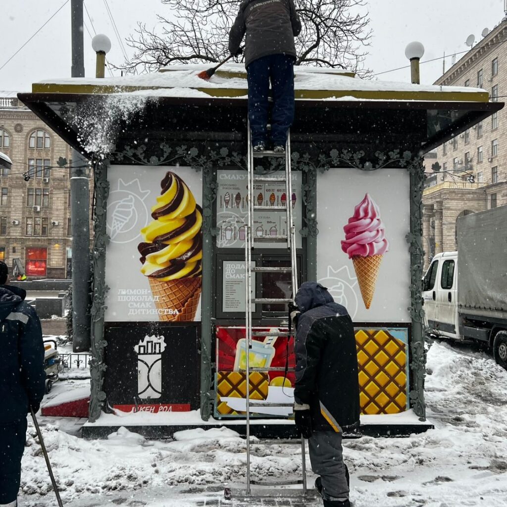 На Хрещатику демонтували вже 13 МАФів з понад 20 На Хрещатику демонтували вже 13 МАФів з понад 20