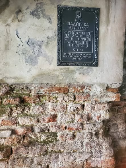 Музей фундаментів XII століття під Пирогощею заблокований настоятелем храму