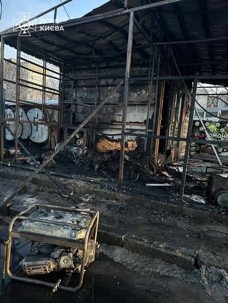 На Воскресенці в Києві згорів шиномонтаж через несправний генератор