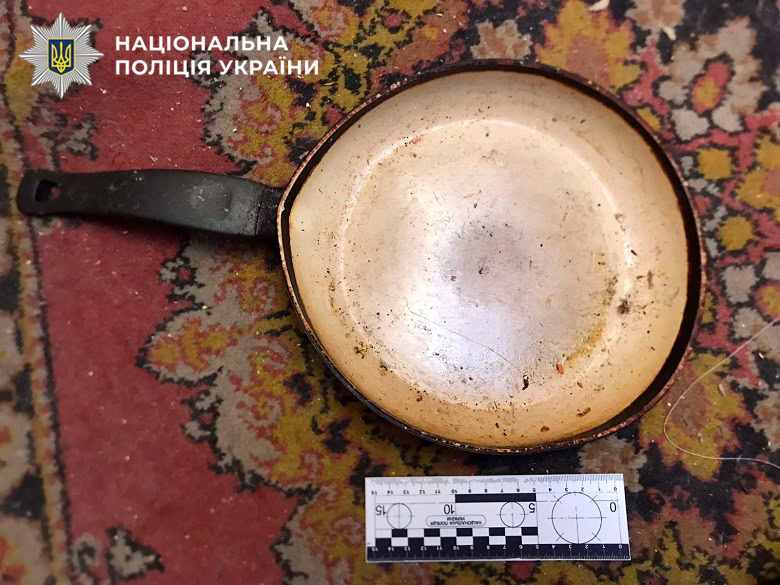 Сковорідка, яку нападник використовував як зброю