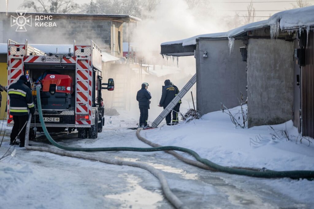 Пожежа на Клінічній, Солом'янка: вогонь знищив авто в двох гаражах