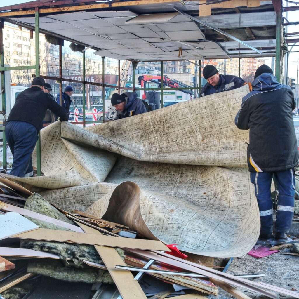 На Харківському шосе прибрали 28 кіосків через капремонт