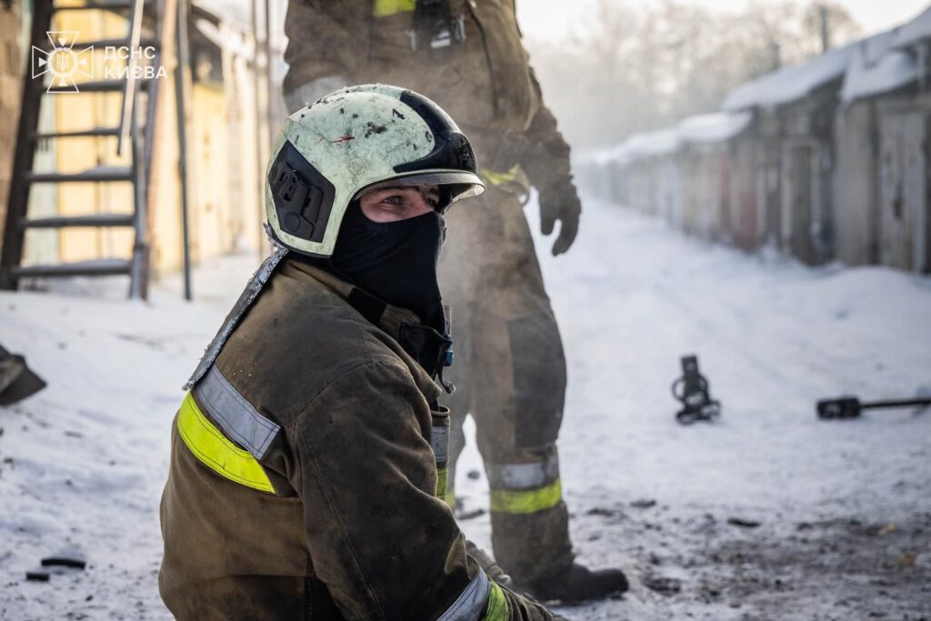 Пожежа на Клінічній, Солом'янка: вогонь знищив авто в двох гаражах