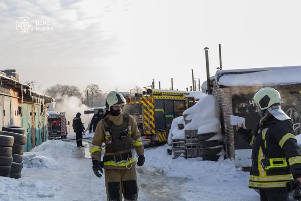 Пожежа на Клінічній, Солом'янка: вогонь знищив авто в двох гаражах