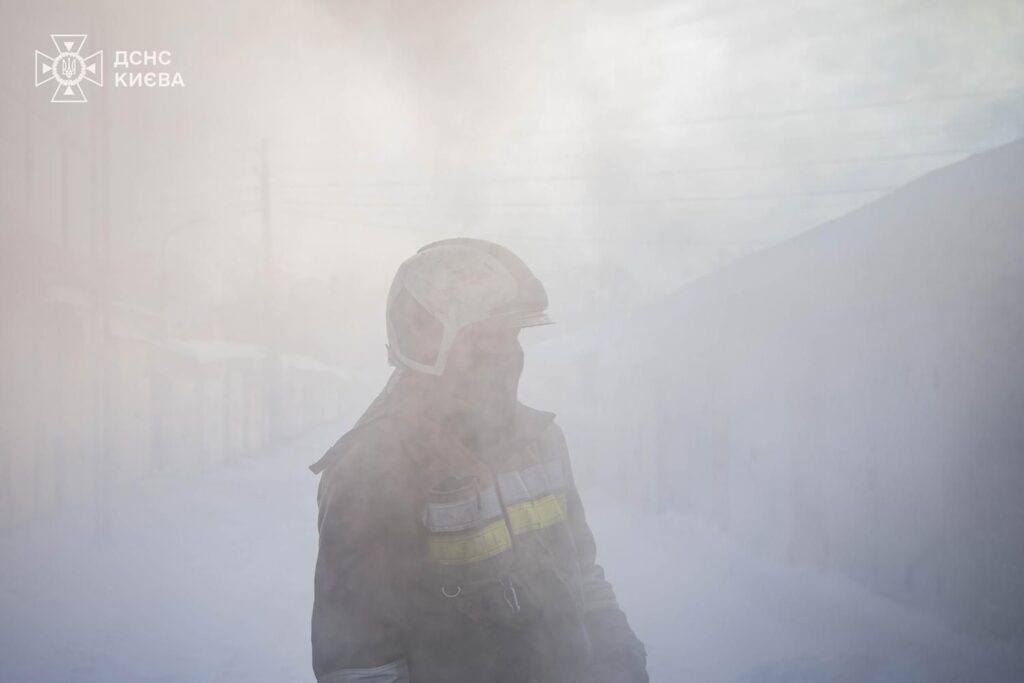Пожежа на Клінічній, Солом'янка: вогонь знищив авто в двох гаражах
