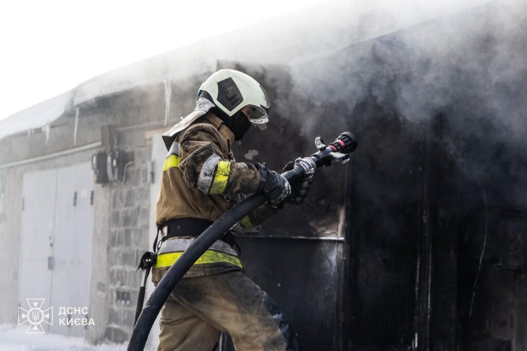 Пожежа на Клінічній, Солом'янка: вогонь знищив авто в двох гаражах